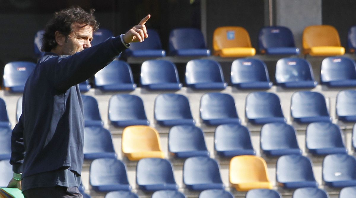 Luisito da instrucciones a sus jugadores en un entrenamiento del Pontevedra en Pasarón