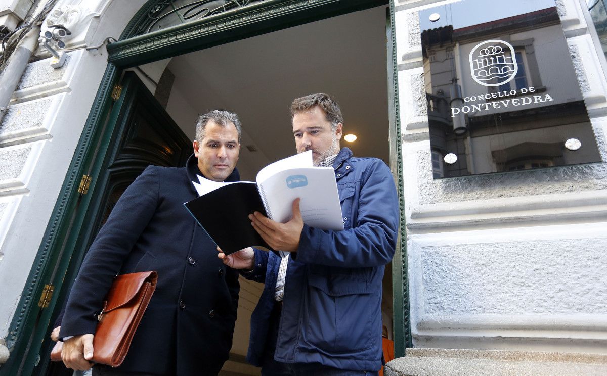 Jacobo Moreira e Rafael Domínguez en la puerta del Concello