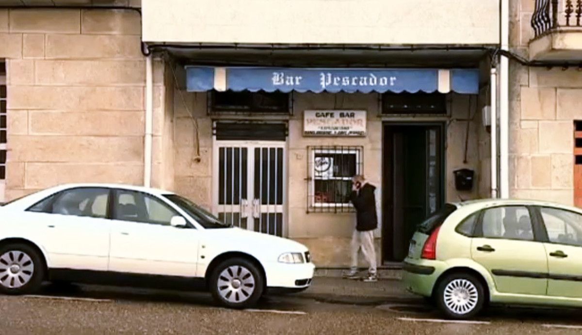 Familiares de la víctima en la casa donde vivía en Ponte Sampaio