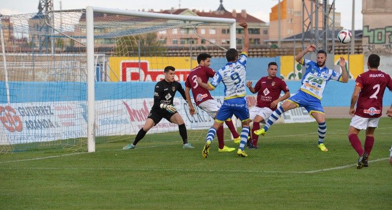 Partido entre Arandina y Pontevedra en El Montecillo