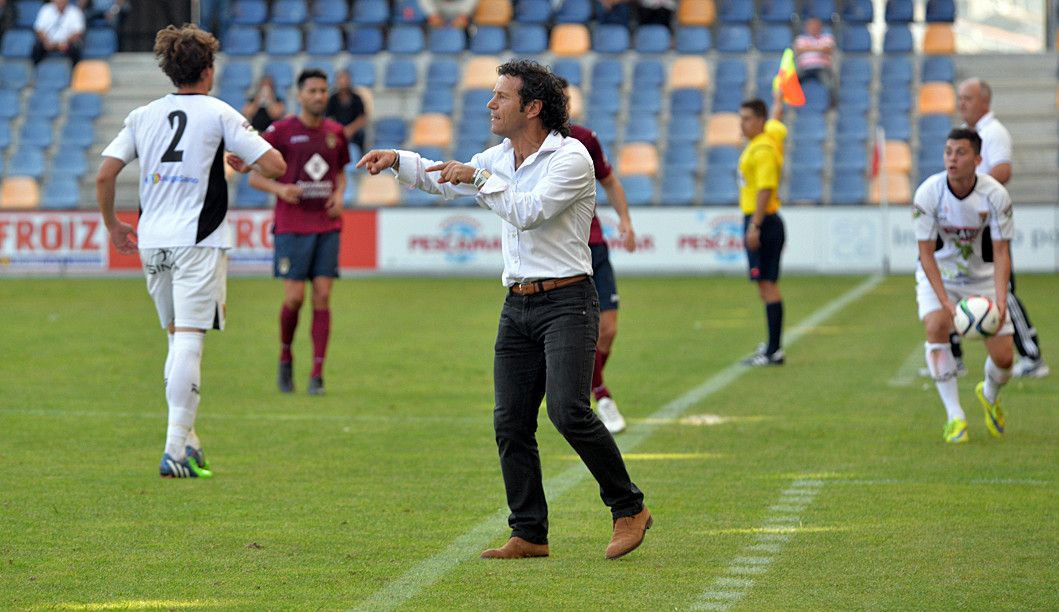 Luisito dando instrucciones a sus jugadores en el partido ante el Tudelano