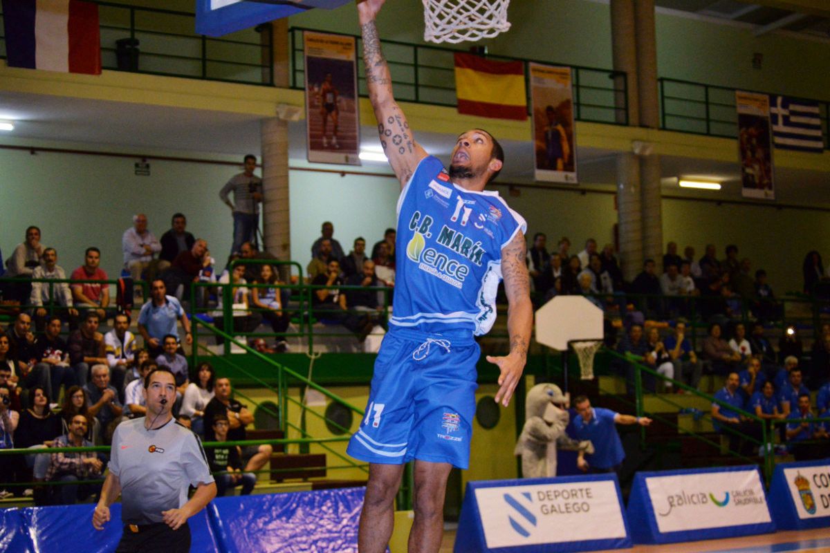 Gabo Rogers en una penetración a canasta en el partido entre Peixe Galego y Basquet Tarragona