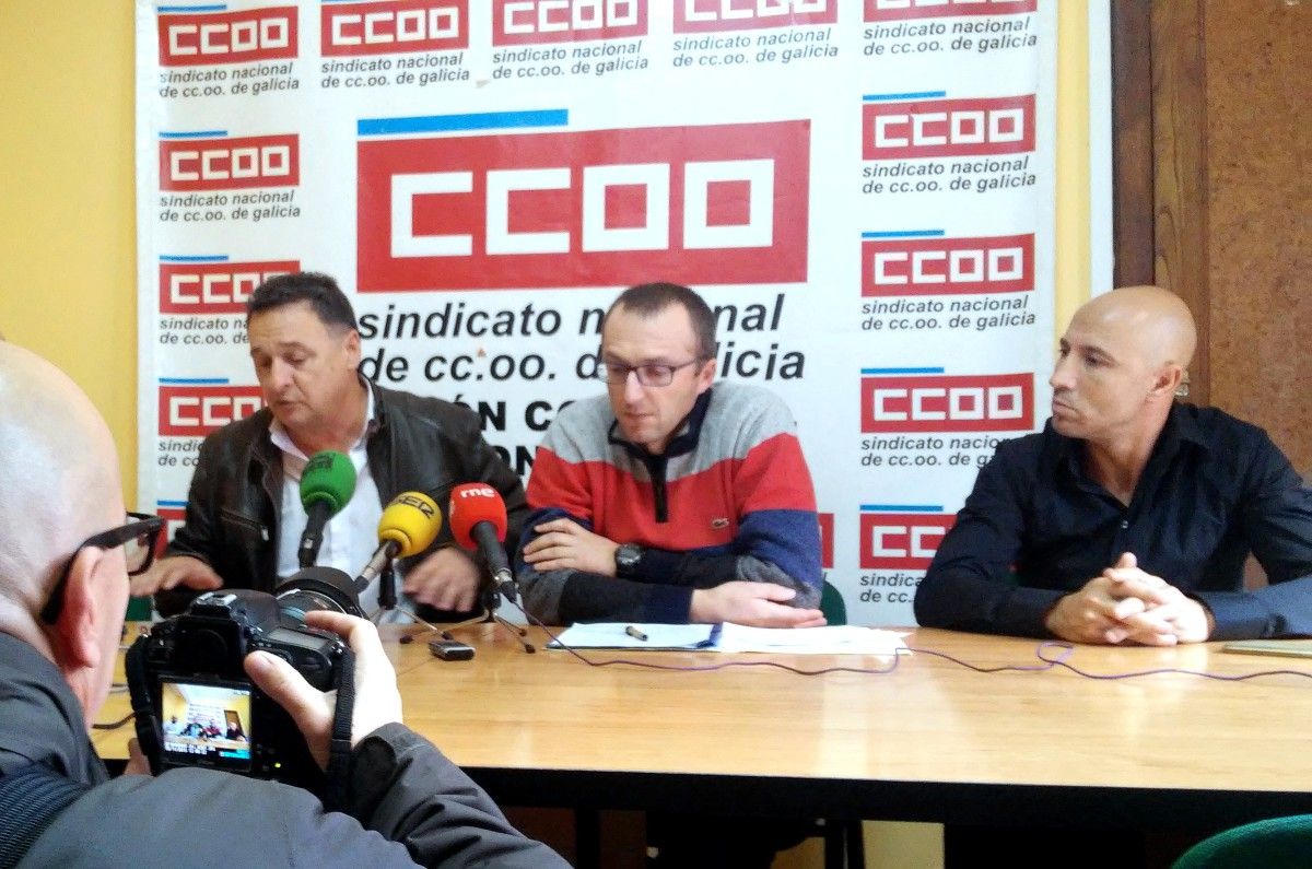 José Luis García Pedrosa, de CC.OO., con representantes del comité de empresa de Elnosa