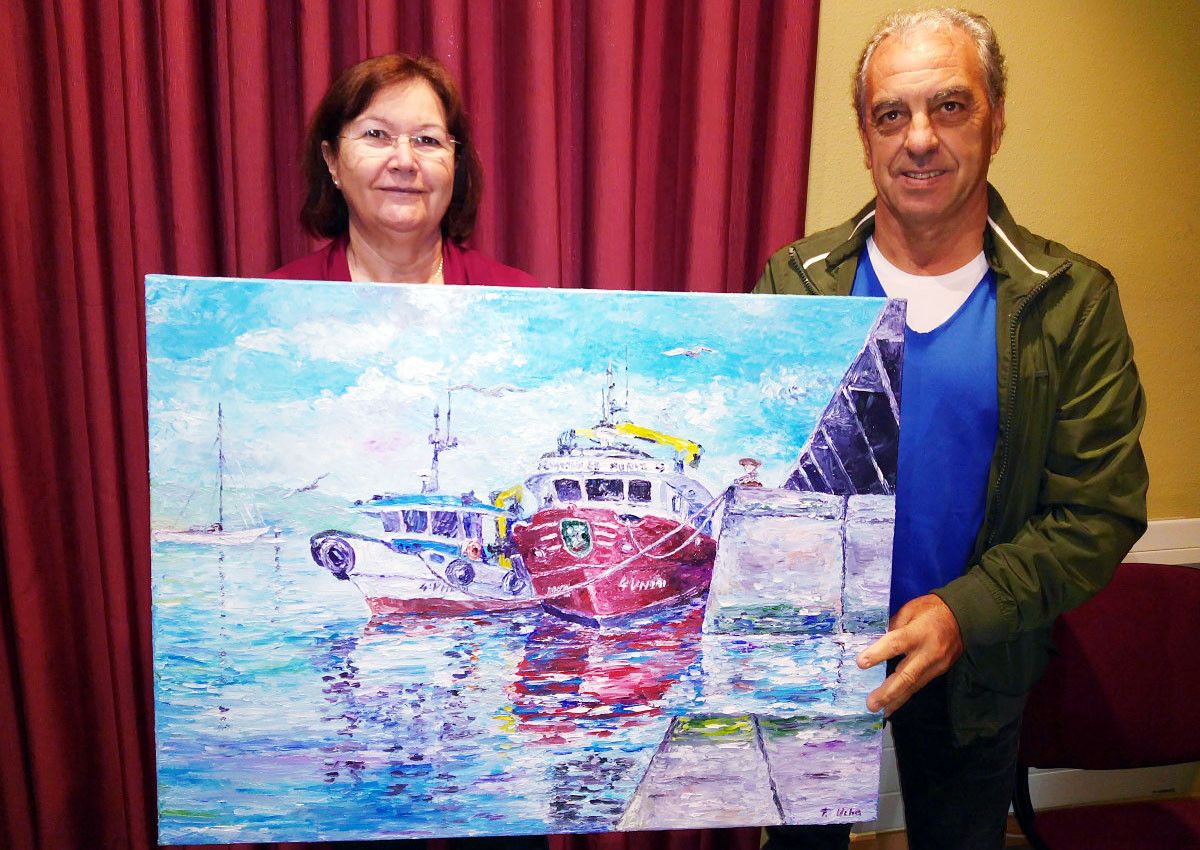 El artista Faustino Ucha entrega la obra para fines solidarios a la concejala de Benestar Social de Poio