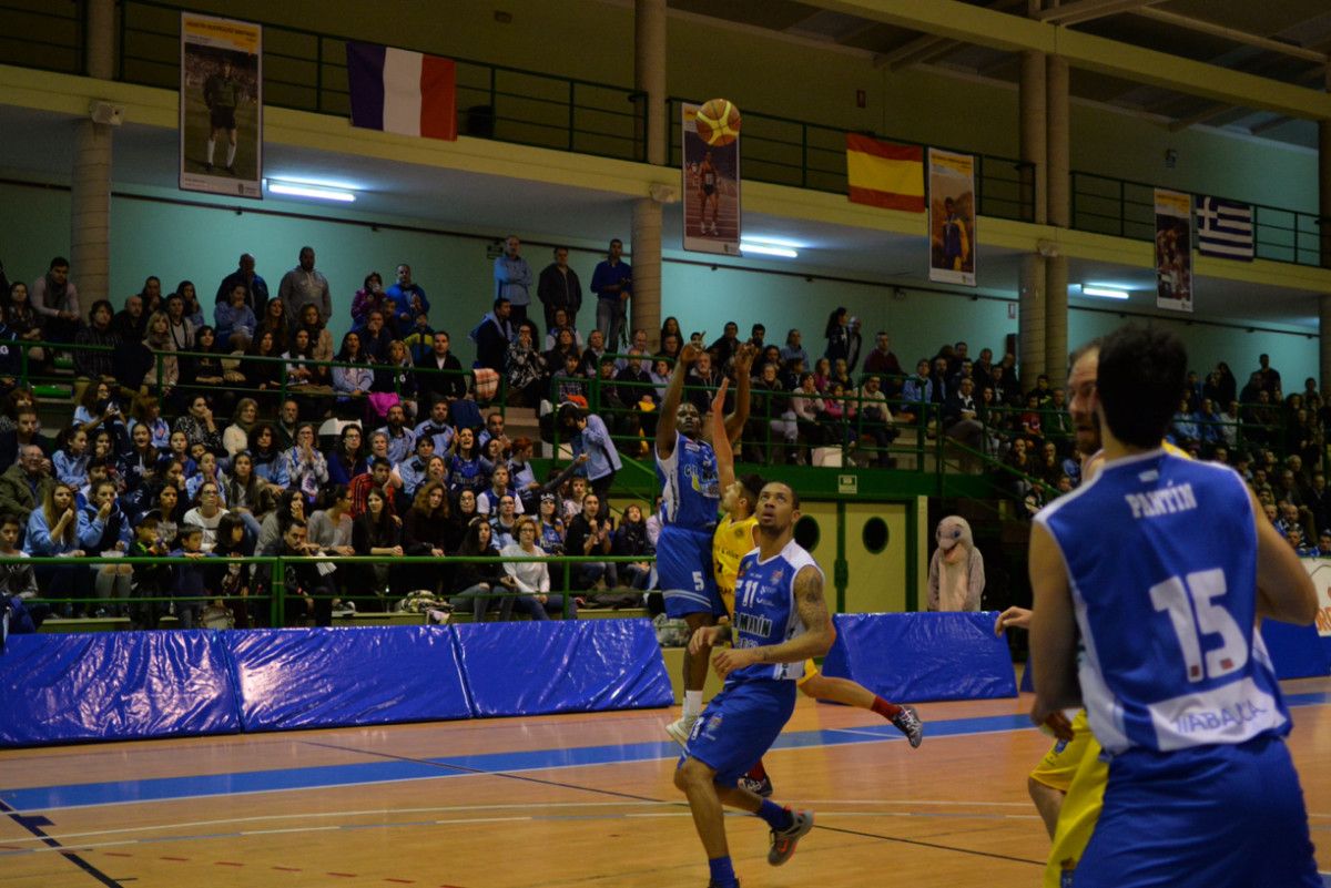 Javonte Green lanza a canasta en el partido entre Marín Peixe Galego y Xuven Cambados en A Raña