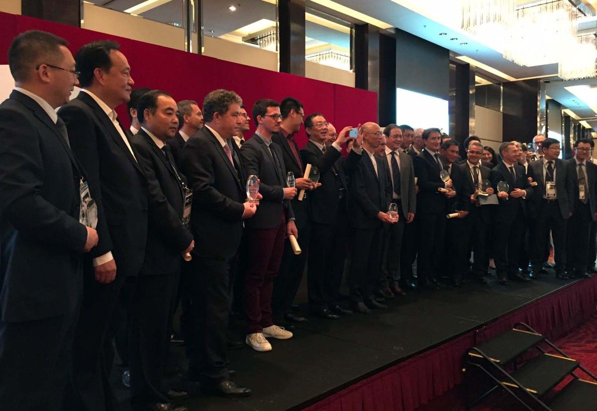 Foto de familia de los premiados en Hong Kong