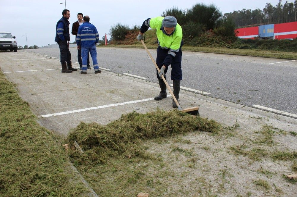 Andrés Díaz, alcalde de Ponte Caldelas, supervisa los trabajos de limpieza en  A Reigosa