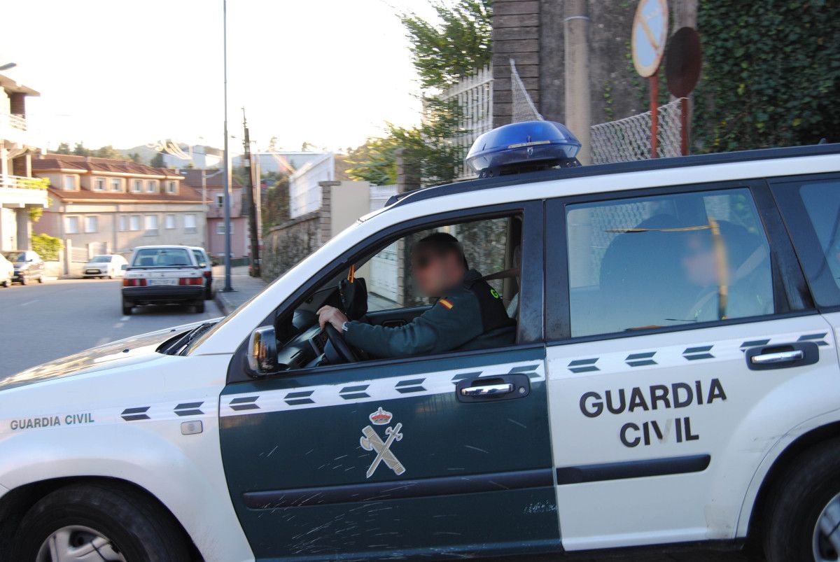 El detenido por el crimen de Ponte Caldelas, tapado dentro del coche, siendo trasladado por la Guardia Civil