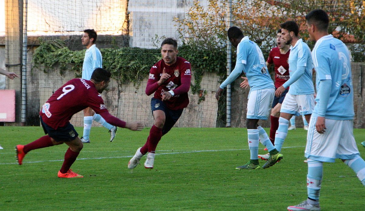 Mouriño celebra el gol del empate del Pontevedra en Barreiro