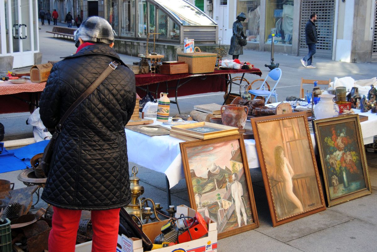 Mercado de antigüidades na rúa Serra