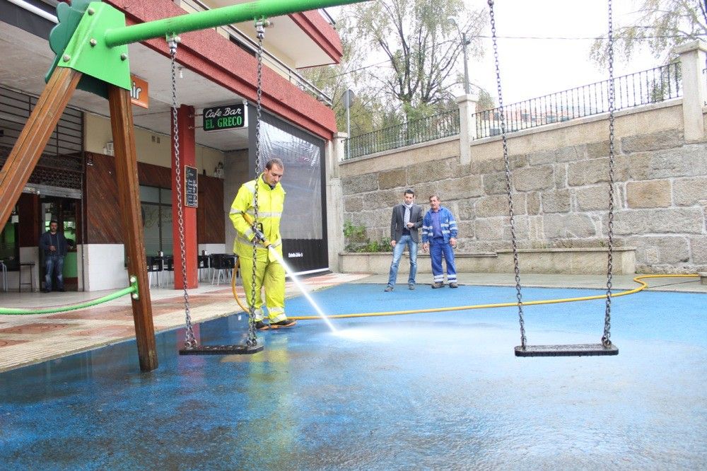 Operarios municipales limpian el parque infantil de Ponte Caldelas