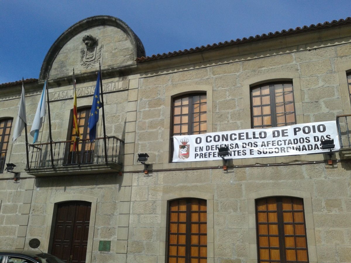 Pancarta en la Casa consistorial de Poio