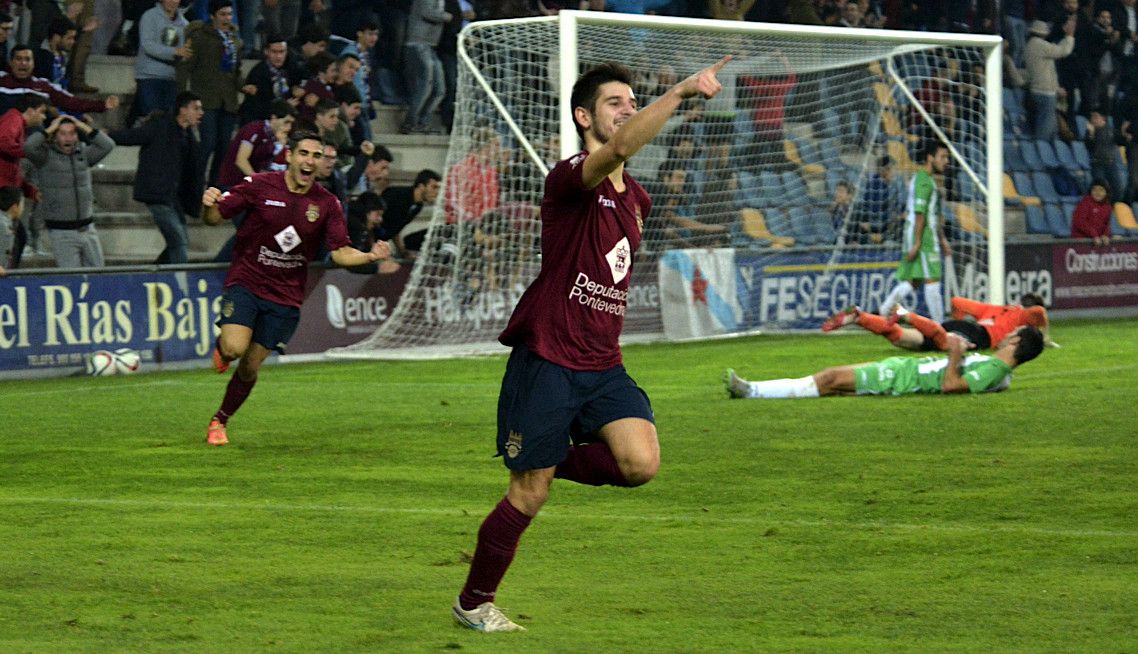 Jandrín celebra el segundo gol del Pontevedra frente al Somozas en Pasarón