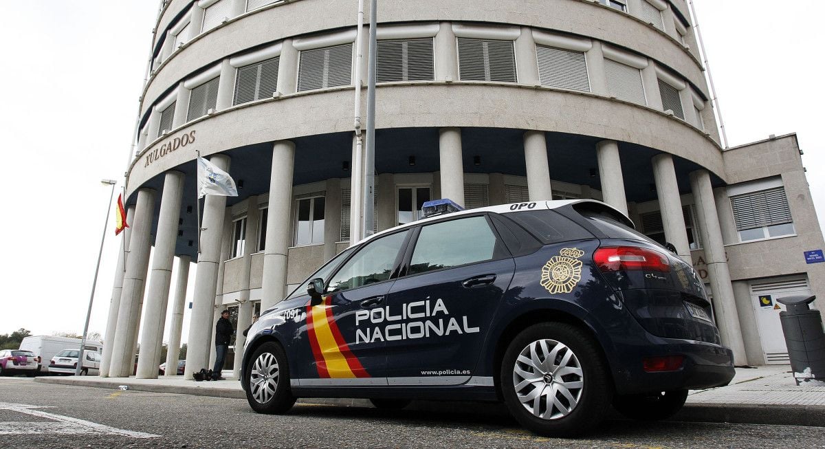 Una patrulla de la Policía Nacional ante el edificio judicial de A Parda