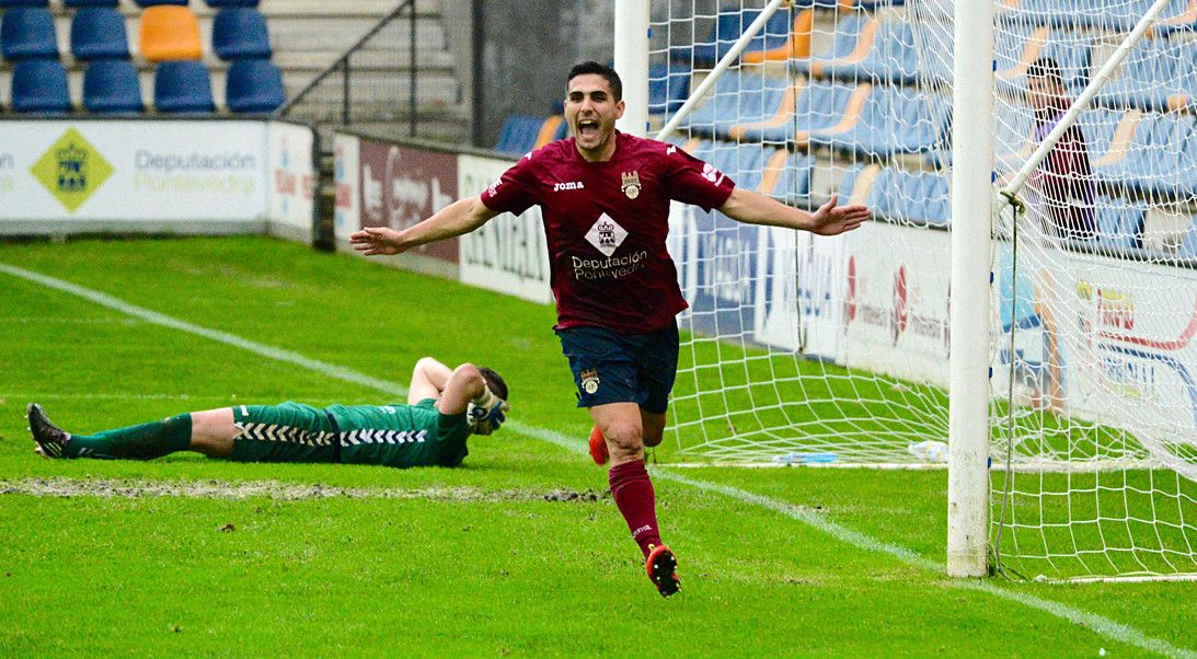 Borjas celebra la consecución del gol de penalti frente a la Cultural Leonesa en Pasarón