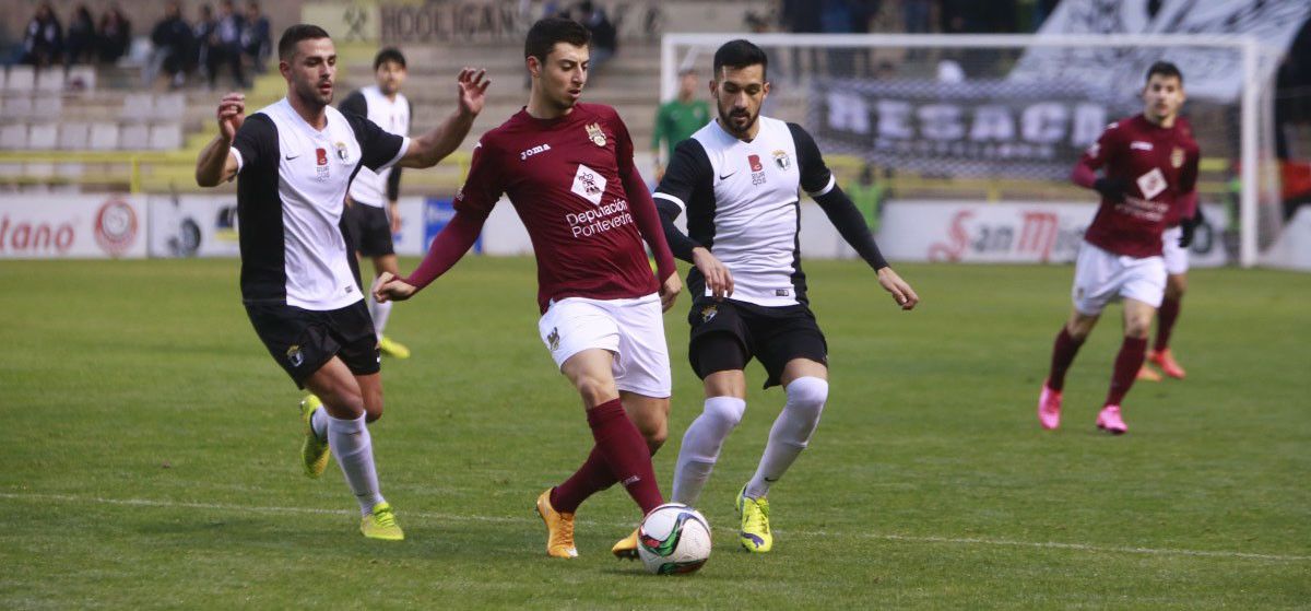 Partido entre Burgos CF y Pontevedra en El Plantío en la temporada 15/16