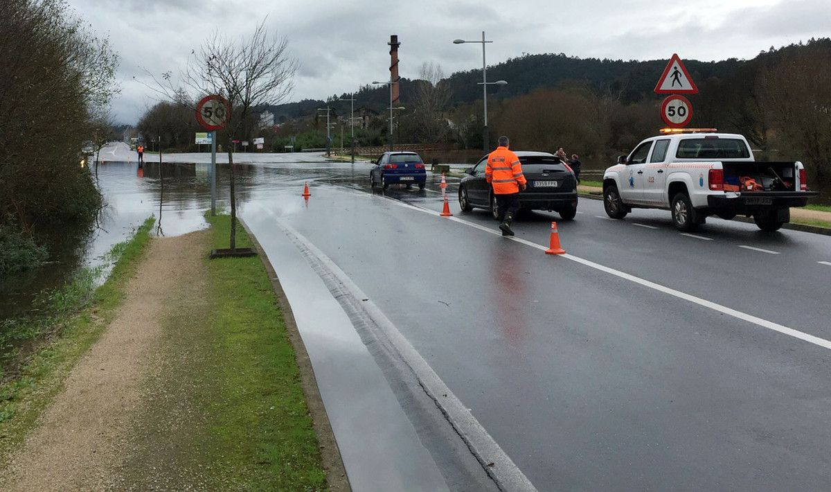 Bolsa de aguaen la EP-8001, km. 1.500 entre Portas y Caldas de Reis