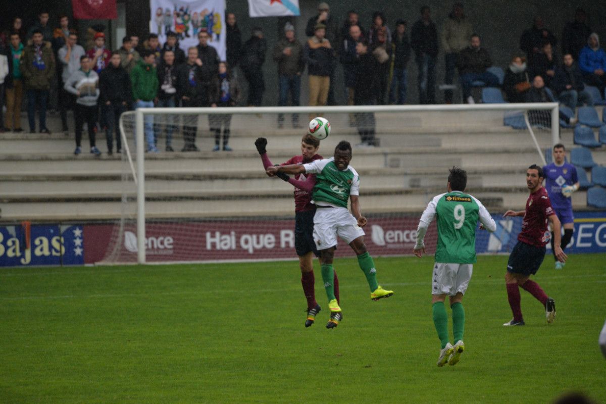 Partido entre Pontevedra y CP Cacereño en Pasarón