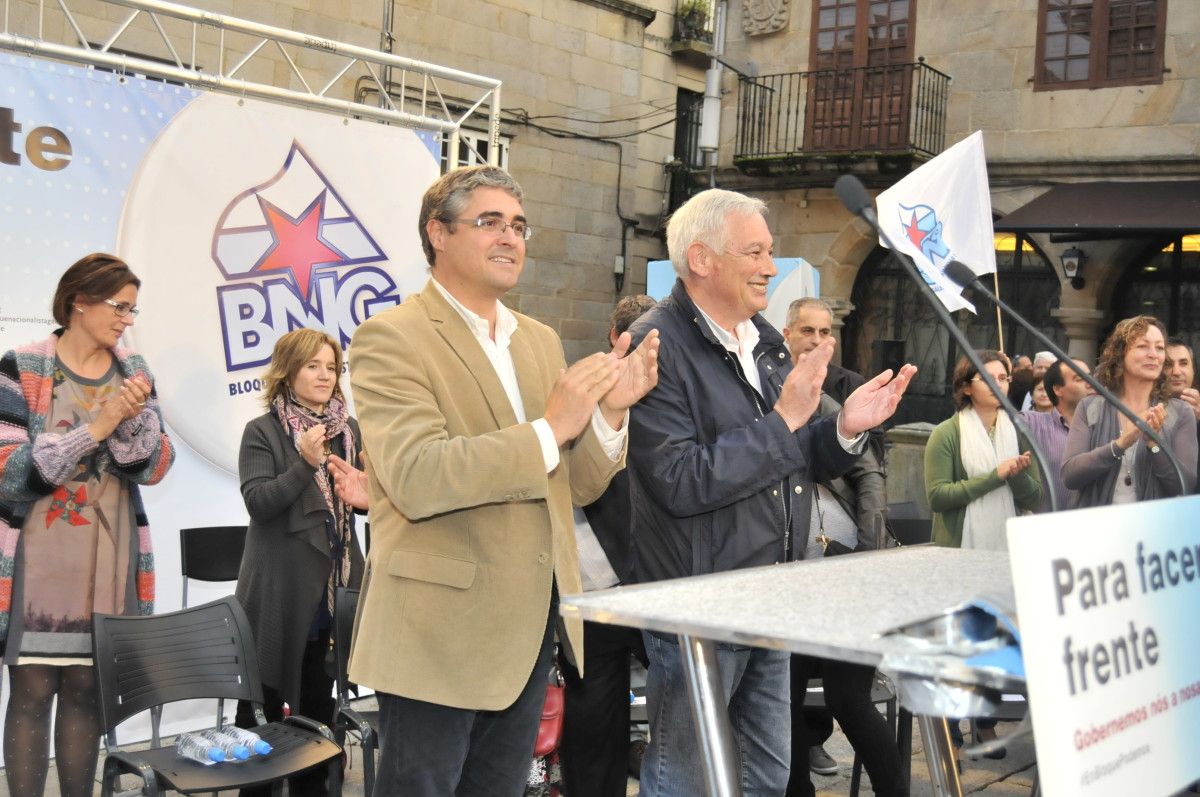 Guillerme Vázquez e Carlos Aymerich saudando ao público asistente ao mitin do BNG