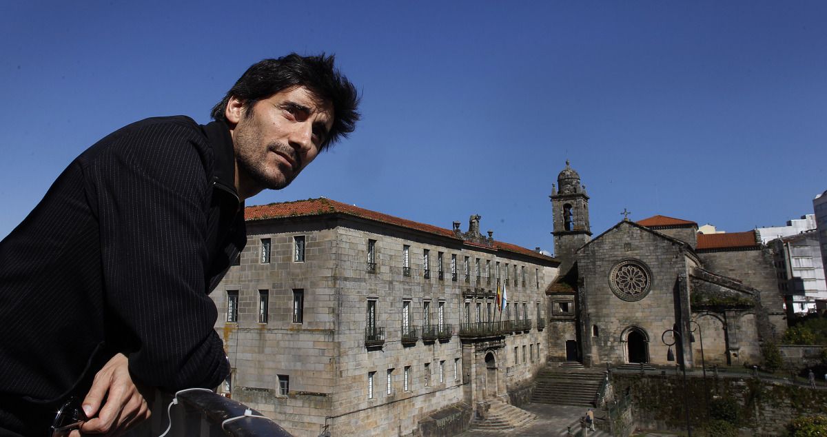 Manel Loureiro, observando Pontevedra desde el balcón de PontevedraViva