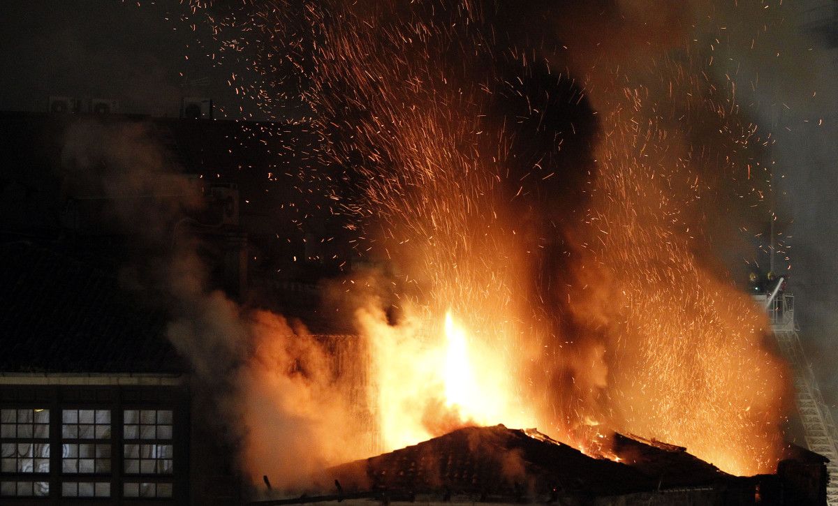 Incendio del edificio de La Moda Ideal en los soportales de A Ferrería