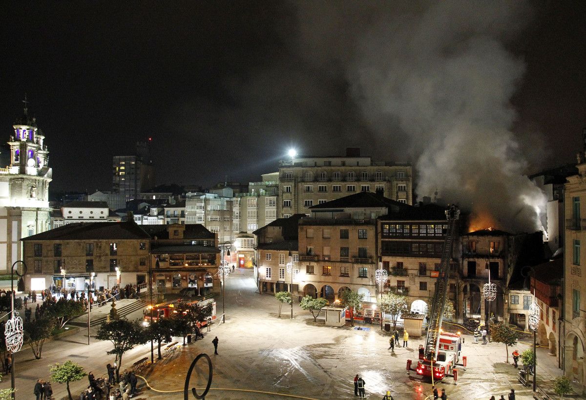 Tareas de extinción del incendio desde la plaza de A Ferrería