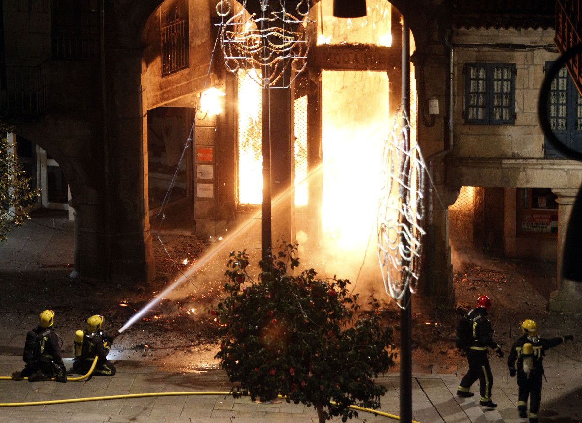 Incendio do edificio de La Moda Ideal nos soportais da Ferrería