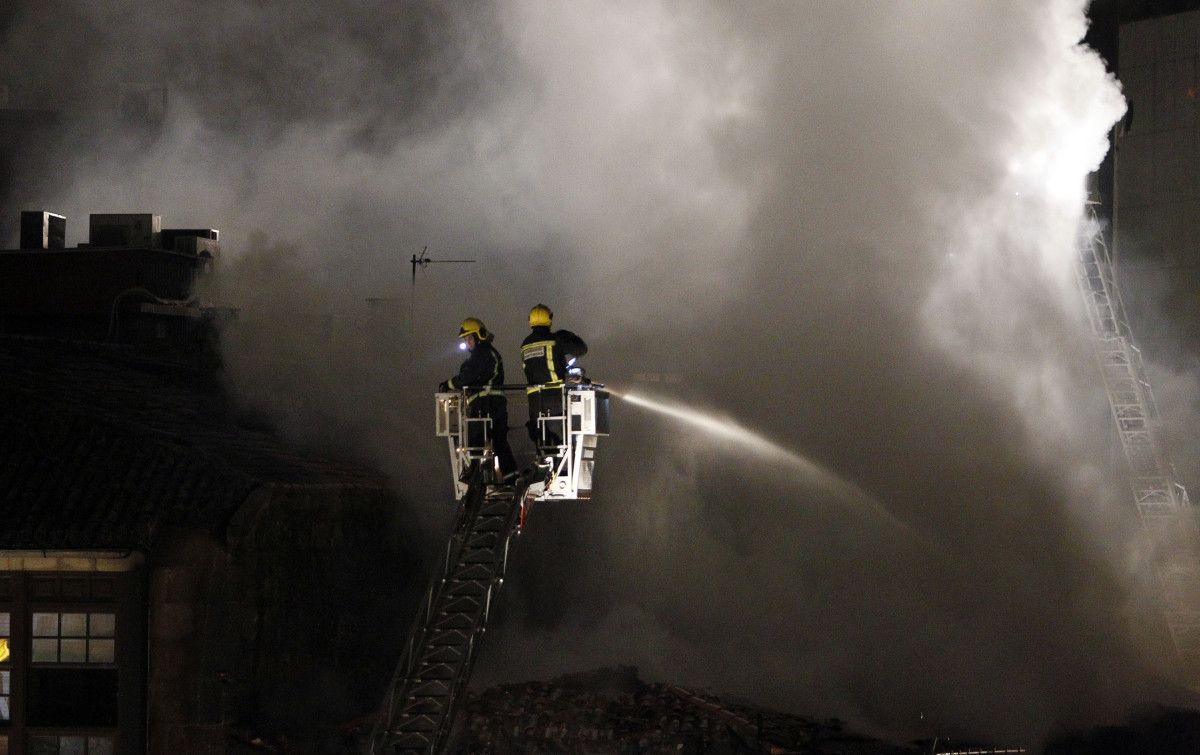 Incendio del edificio de La Moda Ideal en los soportales de A Ferrería