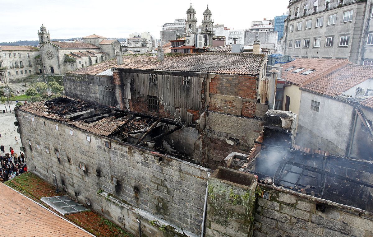 Estado no que quedou o edificio que se incendiou na Ferrería