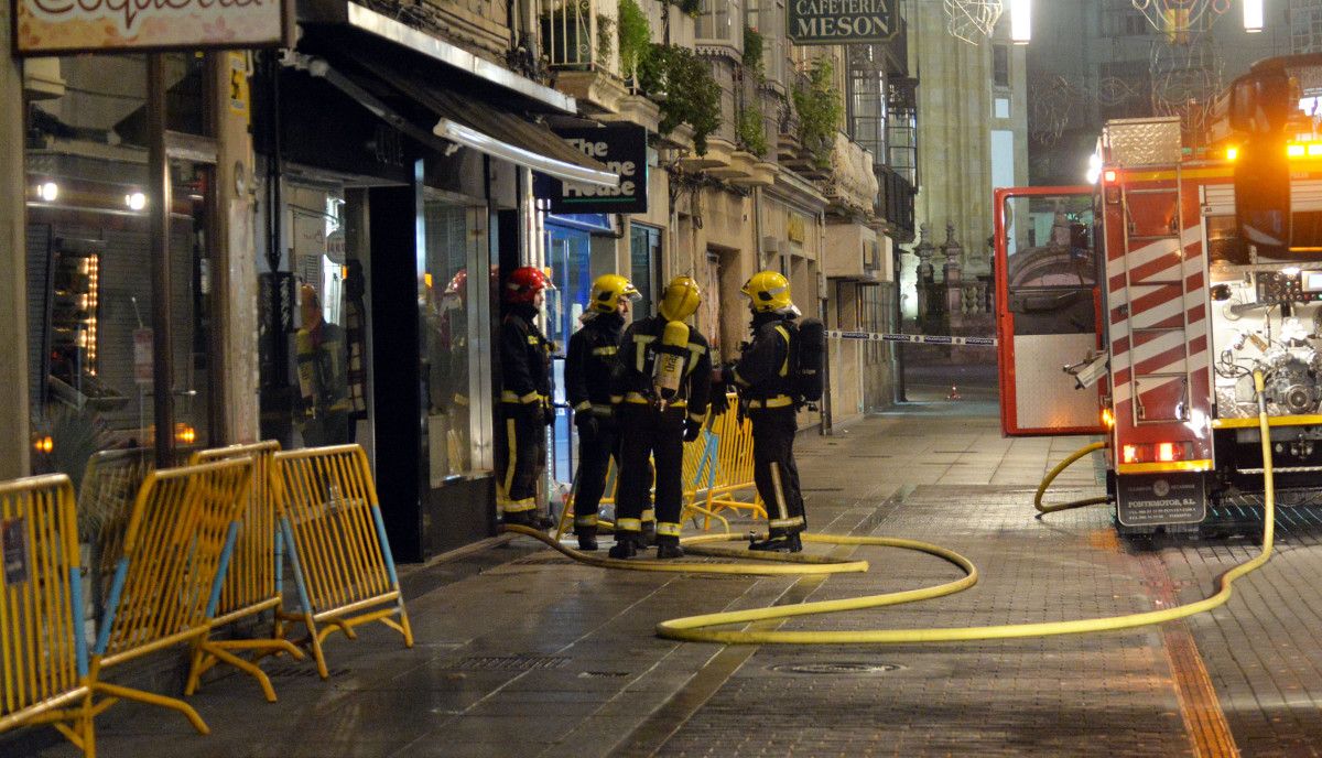 Os bombeiros apagaron os rescoldos do incendio que se estaban a reactivar