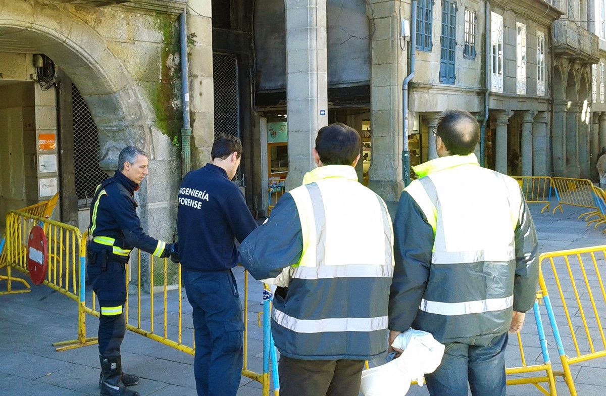 Técnicos municipais, de Inxeñería forense e bombeiros inspeccionan o edificio da Ferrería