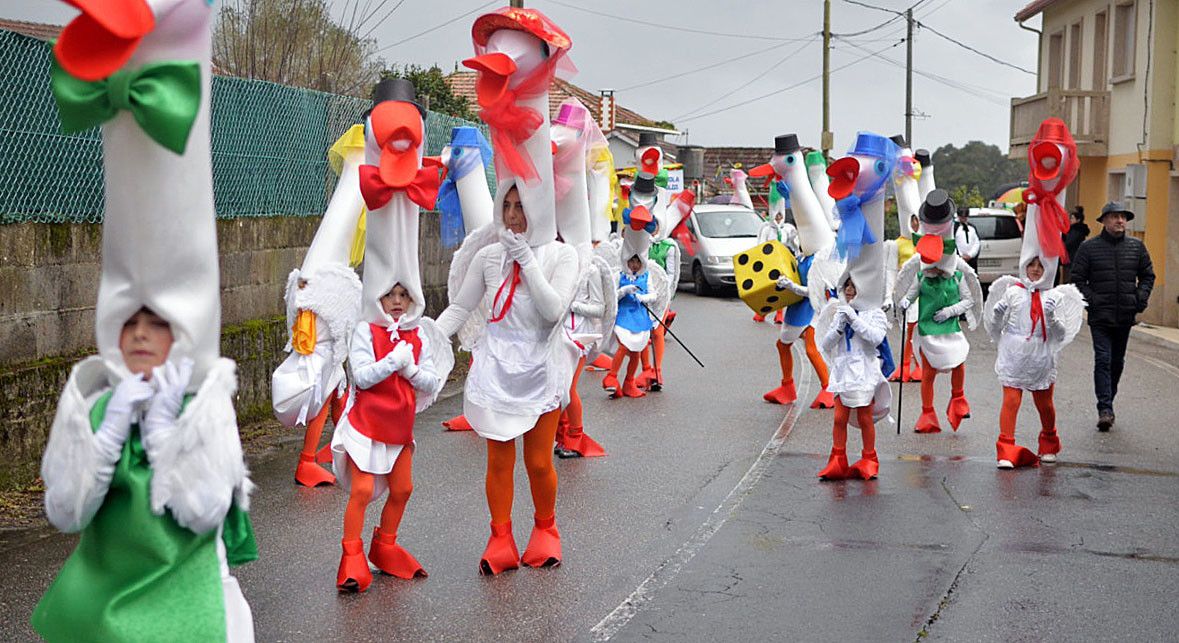 Participantes en el desfile de carnaval 2016 en Poio