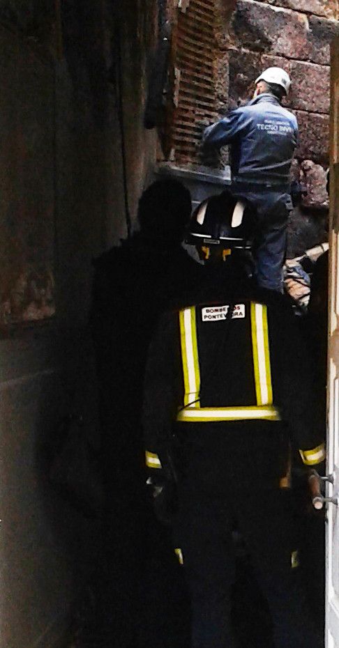 Un investigador tomando muestras del edificio calcinado en la Ferrería