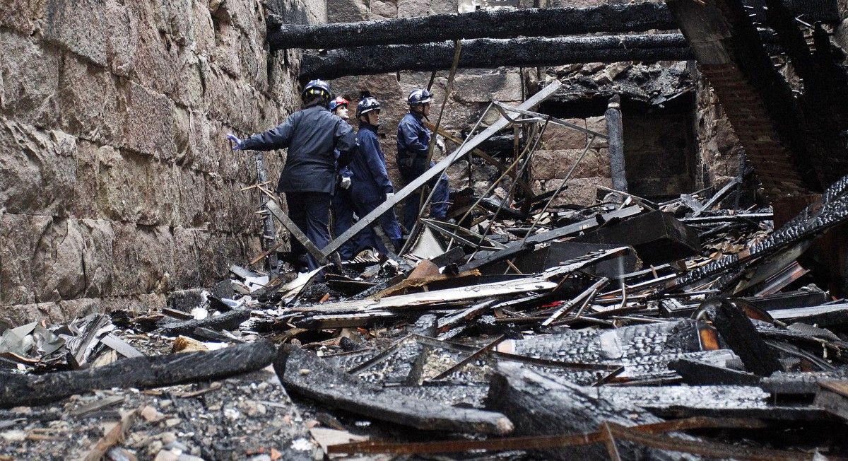 Agentes de la Comisaría General de la Policía Científica investigan el incendio de A Ferrería