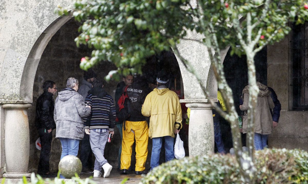 Personas que pasan los días bajo los soportales de la Plaza de A Estrela