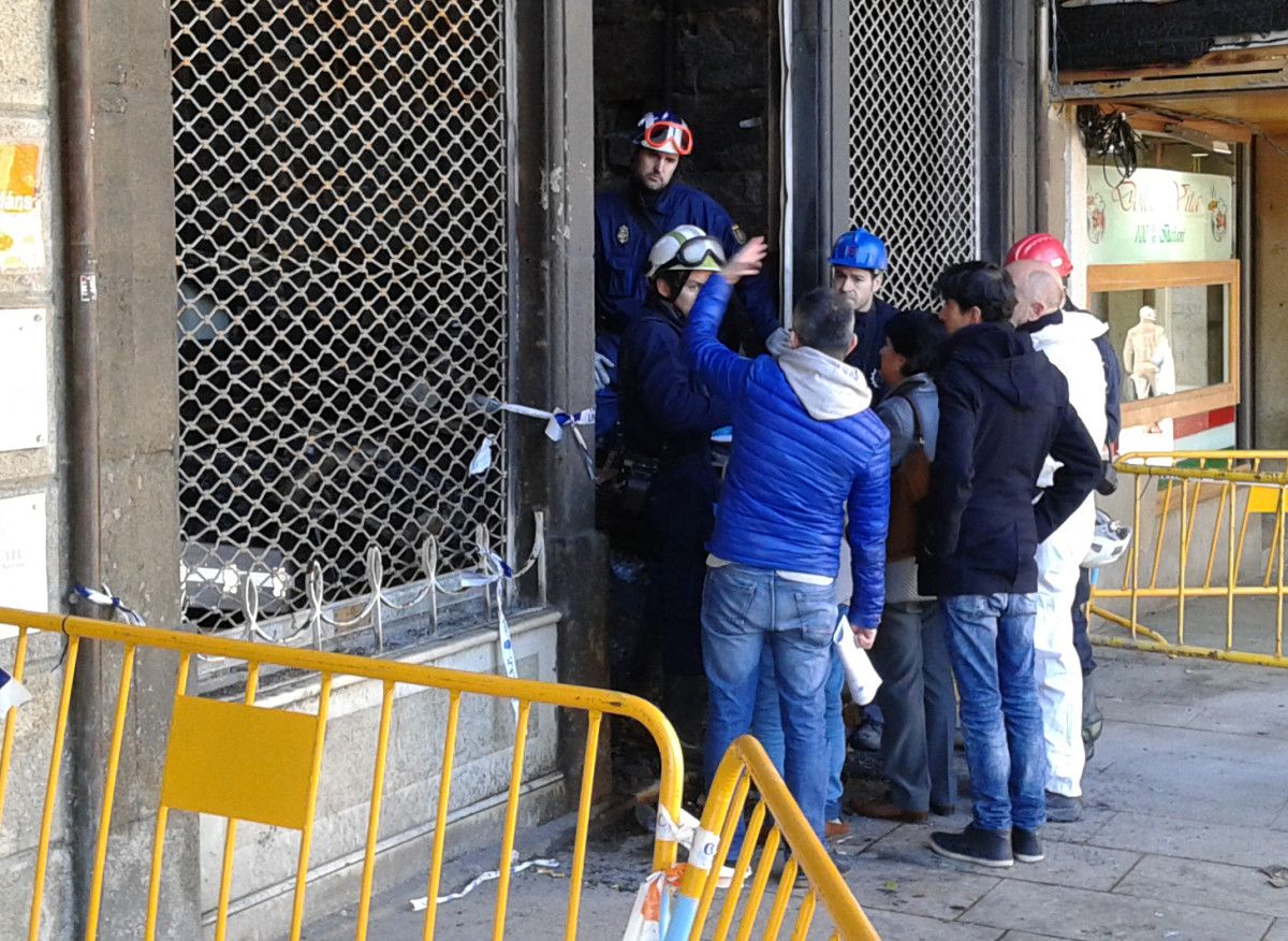 Agentes de la Policía Científica en el edificio de A Ferrería