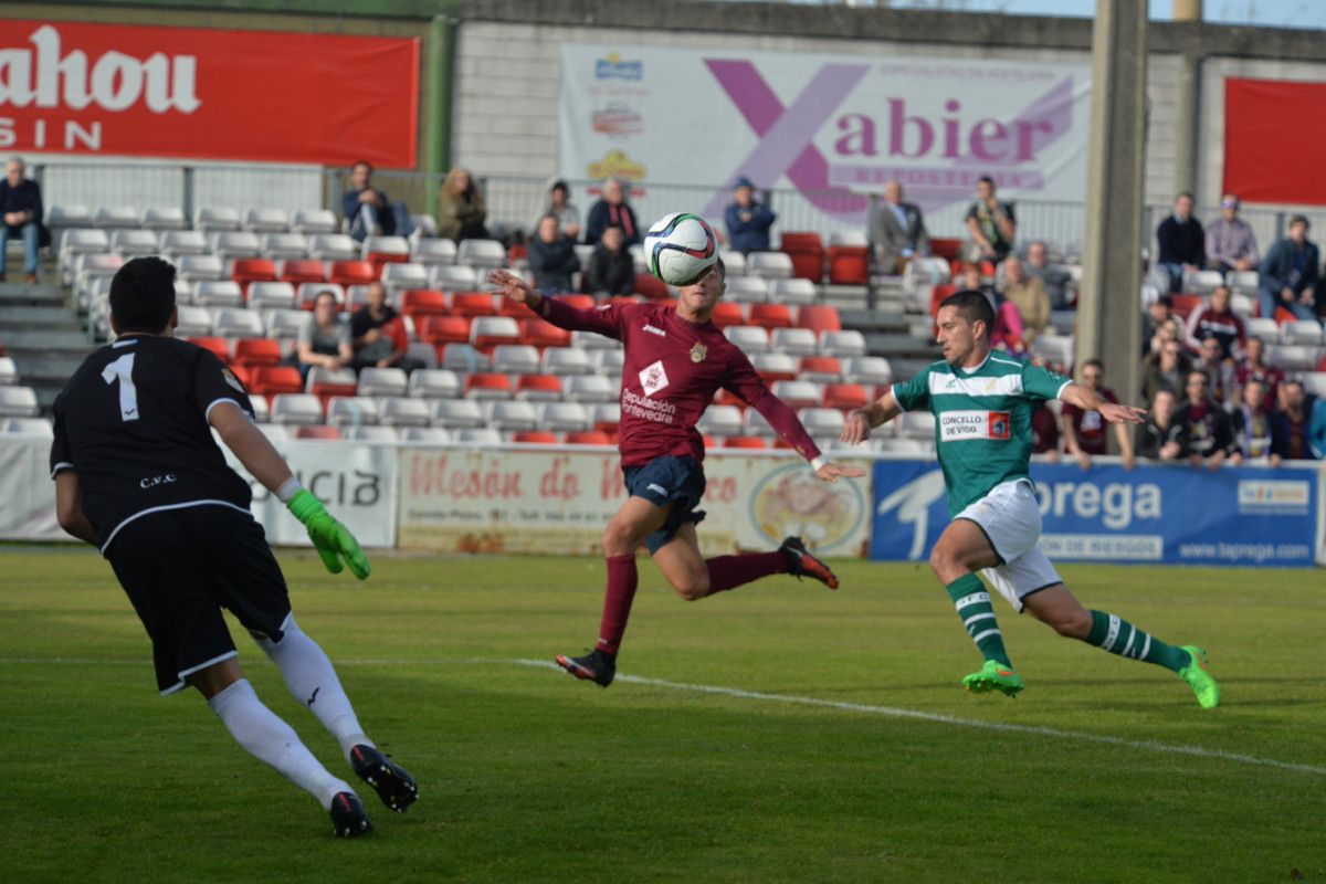 Hugo se lanza al remate para conseguir el 0-1 del Pontevedra en Coruxo