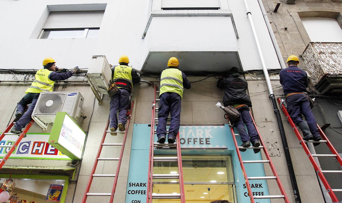 Operarios realizando obras de reparación en Pontevedra