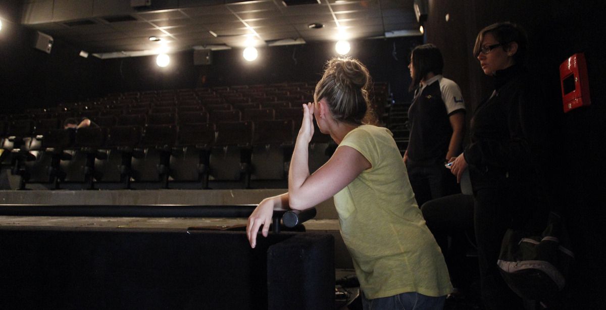 Trabajadoras de los cines lloran ante el desmontaje de las butacas