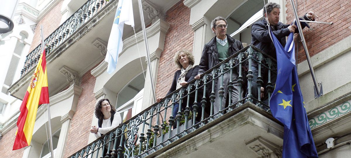 Bajada de la bandera de la UE del edificio municipal de Michelena 30