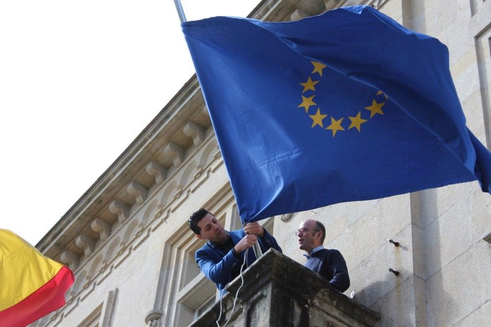 Arriada la bandera europea en el concello de Ponte Caldelas