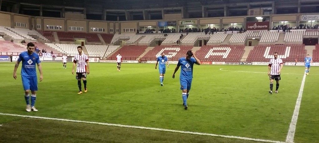 Los jugadores del Pontevedra se retiran de Las Gaunas tras ser derrotados por el Logroñés