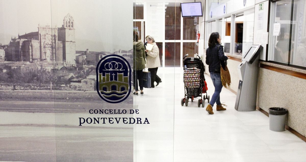 Entrada del edificio administrativo del Concello de Pontevedra en la calle Michelena