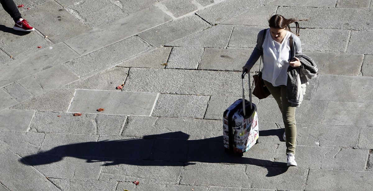 Persona con una maleta en las calles de Pontevedra