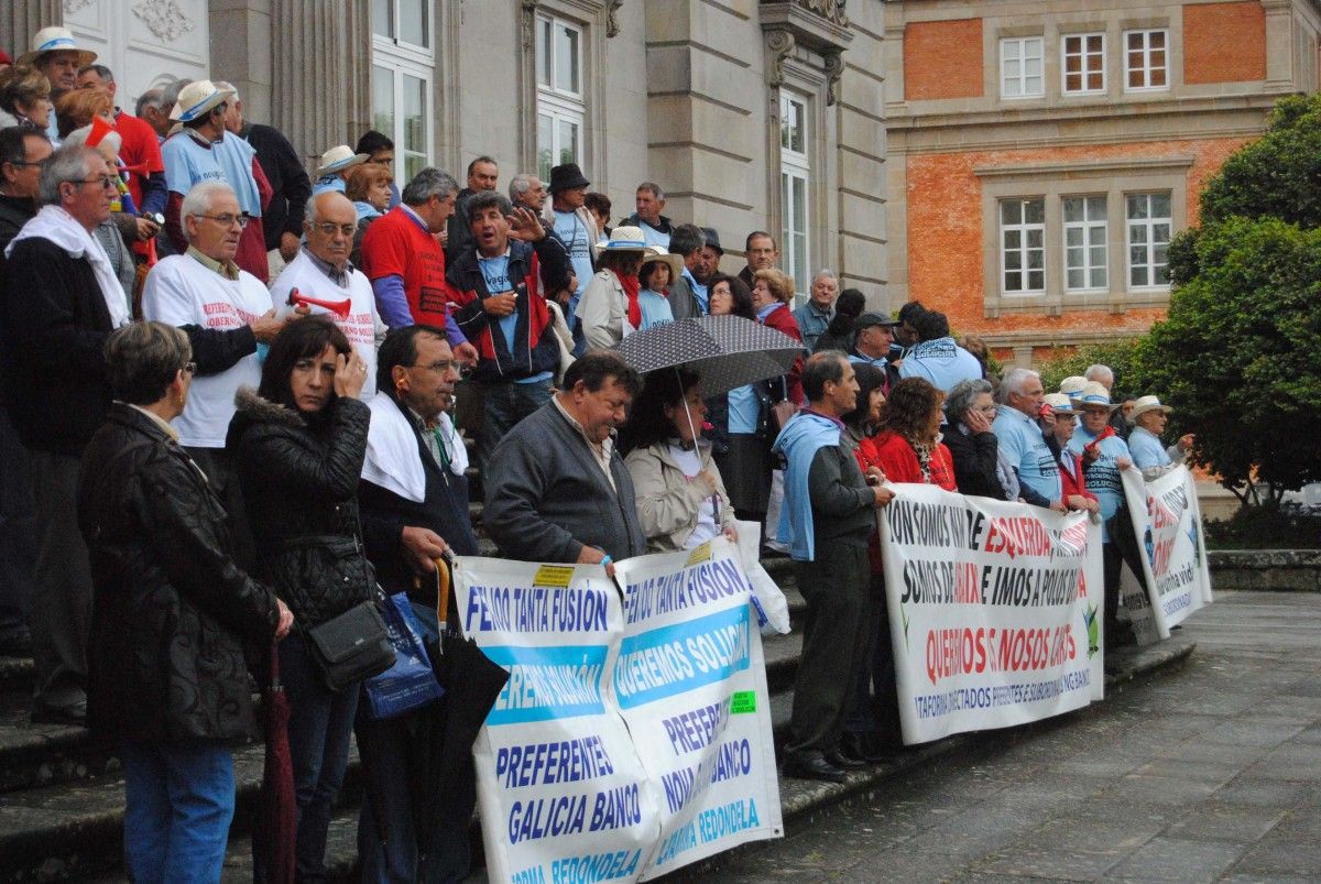 Afectados por las preferentes concentrados ante la Deputación de Pontevedra