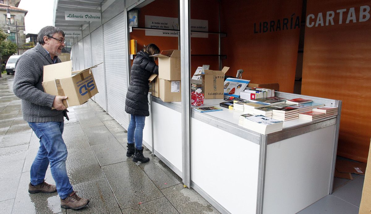 Preparativos de la Feira do Libro Novo de Pontevedra