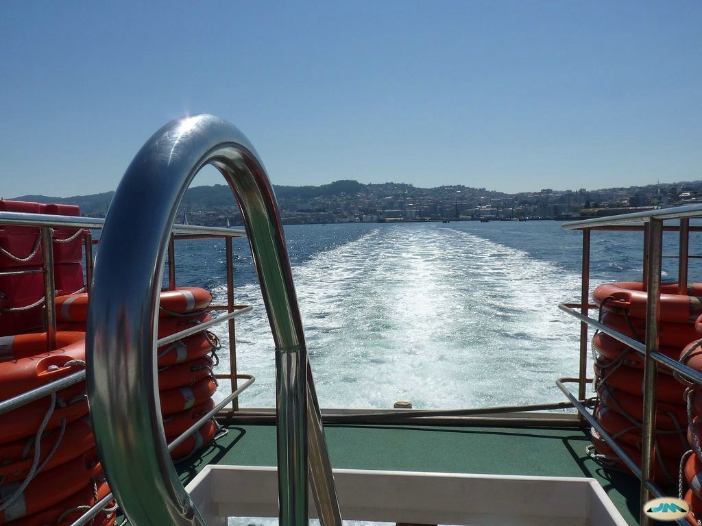 Vista de la ría desde la popa de un barco