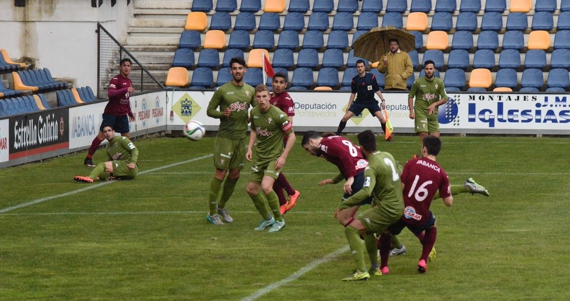 Álex Fernández consigue con este remate el gol del empate del Pontevedra frente al Sporting B en Pasarón