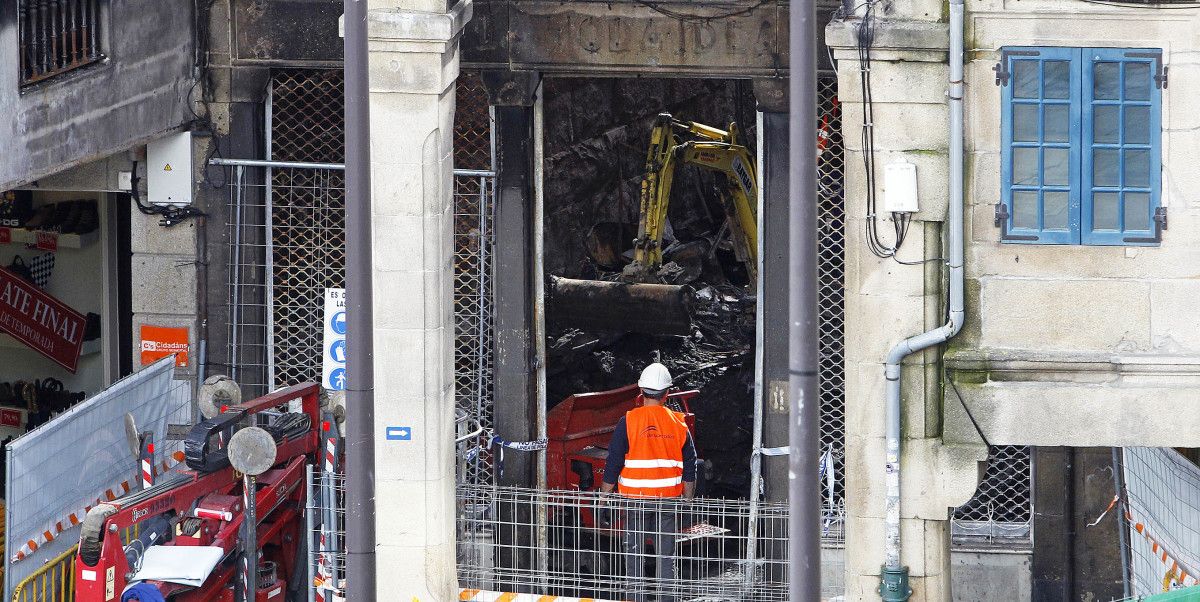 Traballos de desentullo do edificio incendiado na Ferrería