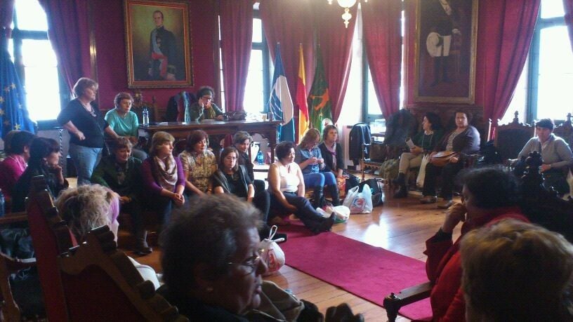 Trabajadoras de Alfageme en el salón noble del Concello de Vilagarcía